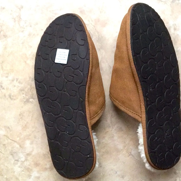 🔥 PRICE DROP!  🔥 LIMITED TIME ONLY!  NEW NEVER WORN UGG Slippers - Picture 3 of 3